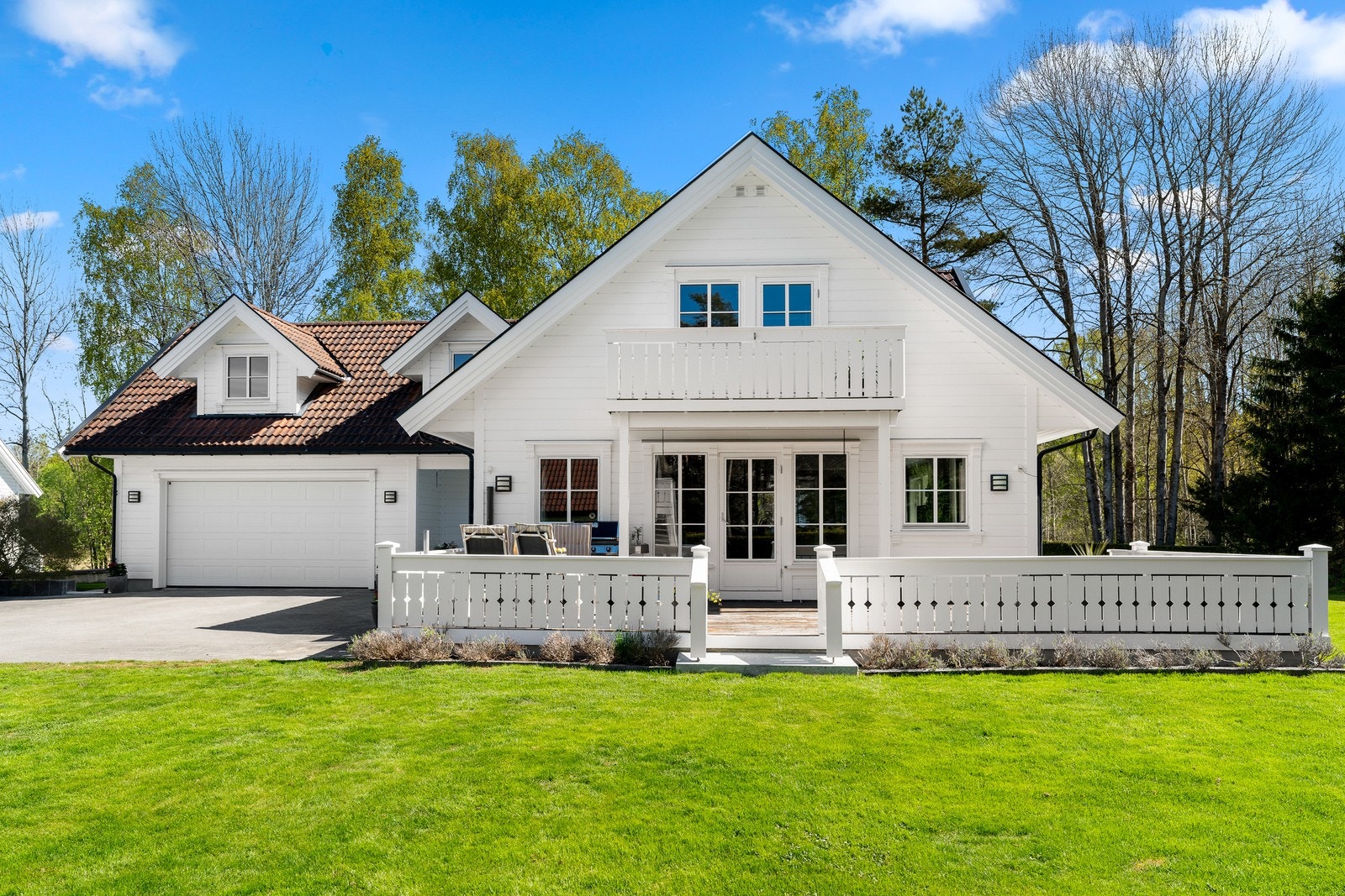 Fra stuen er det utgang til en romslig terrasse på 36 m², og i andre etasje har ett av soverommene utgang til egen veranda. Galleribilde