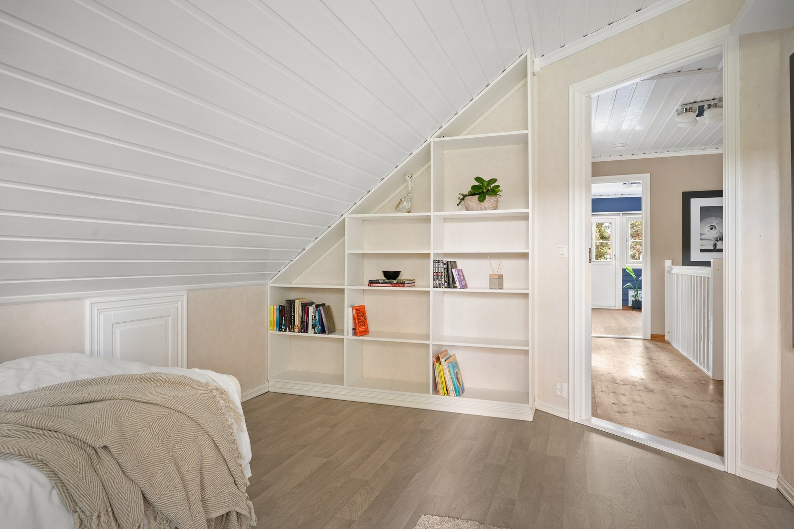 Plassbygde hyller gir god oppbevaringsplass på soverommet. Galleribilde