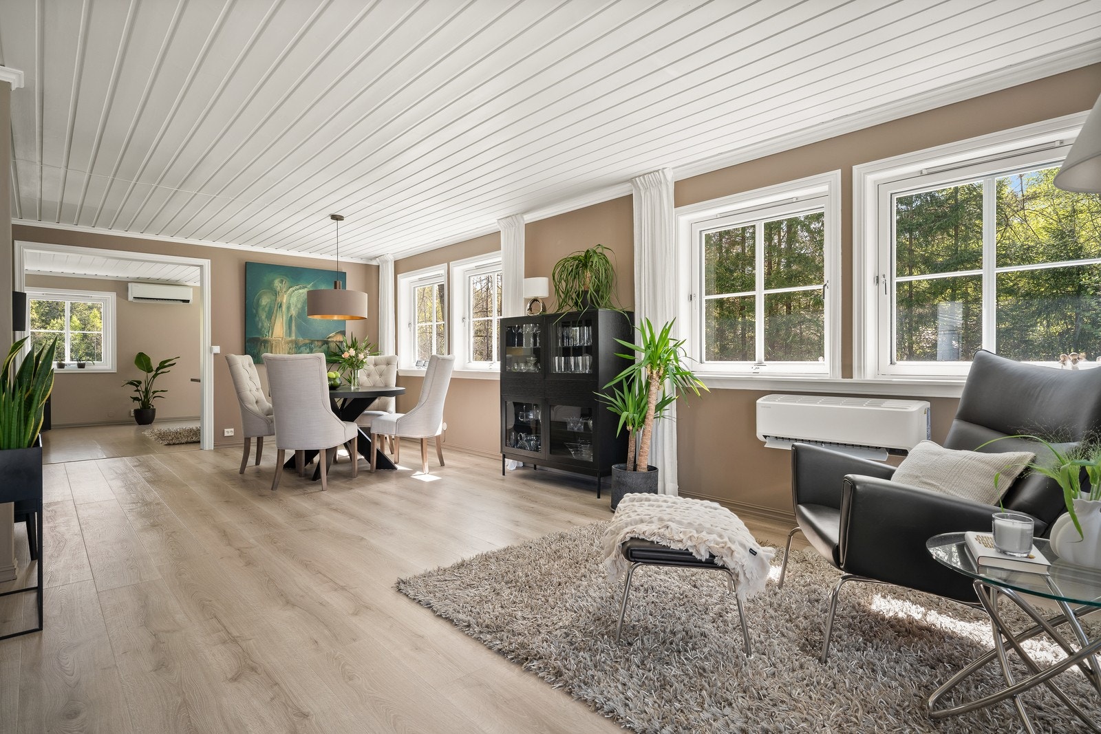 Stuen er romslig og gir plass til både sofagruppe og en egen spisestuedel. Galleribilde