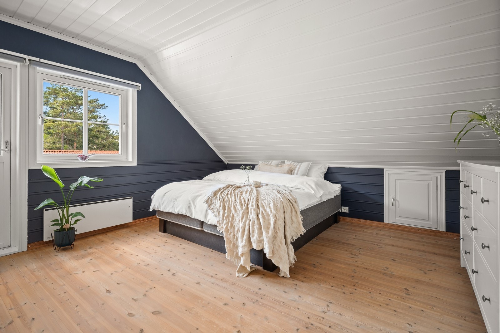 Hovedsoverommet har god plass til dobbeltseng og oppbevaringsmøbler. Galleribilde
