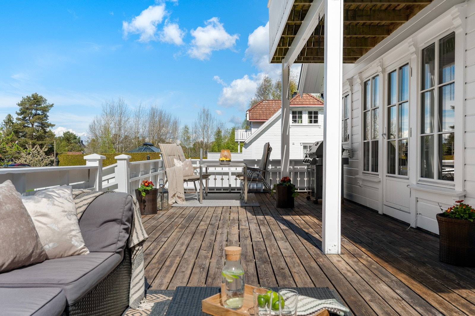 Terrassen er bygget i trekonstruksjoner og har god plass til flere sittegrupper. Galleribilde