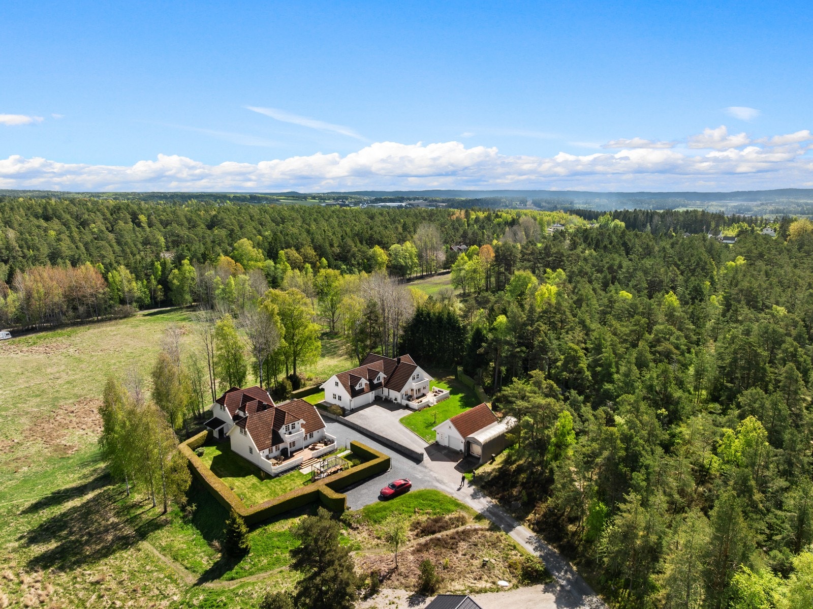 Beliggende i et barnevennlig og etablert boligområde med nærhet til natur. Galleribilde