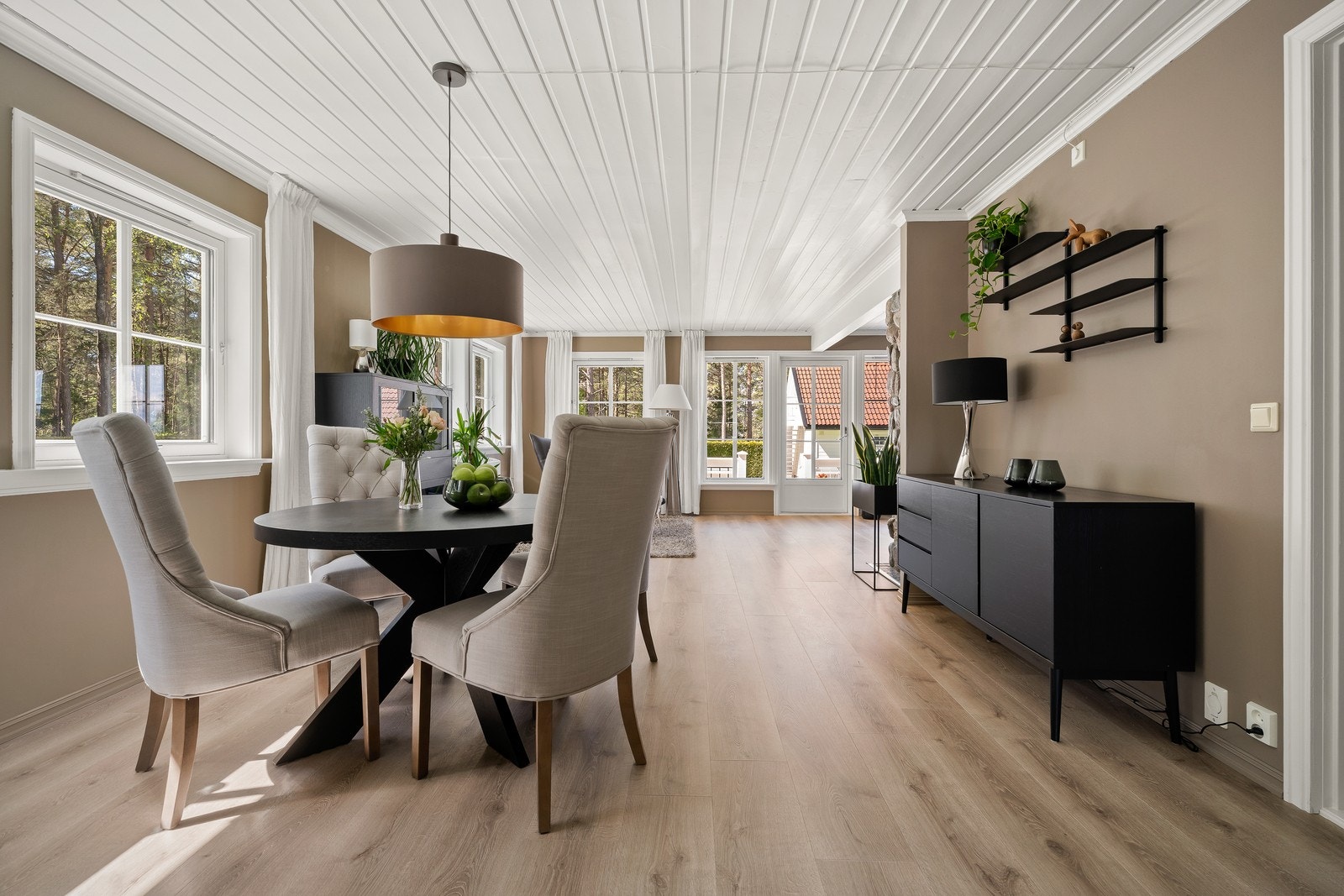 Den åpne planløsningen gir en god flyt mellom de ulike sonene i stuen. Galleribilde