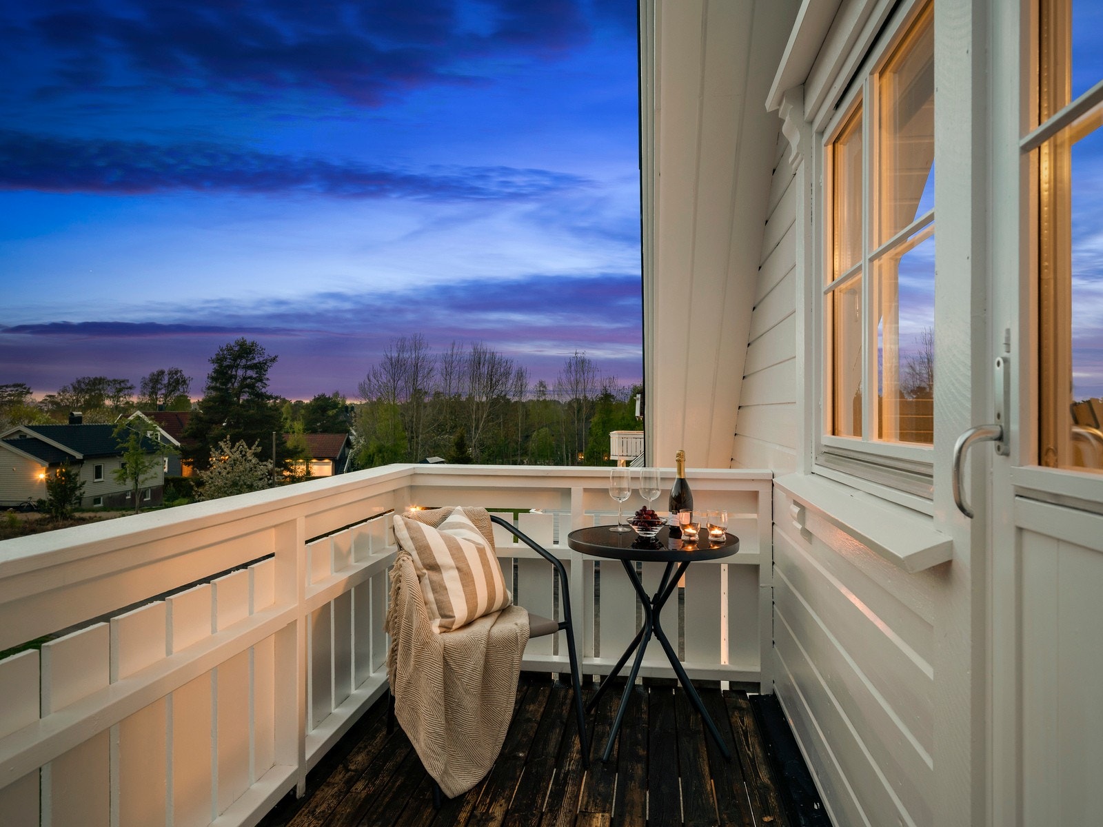 Den private verandaen i andre etasje er en fin plass for å nyte kveldsroen. Galleribilde