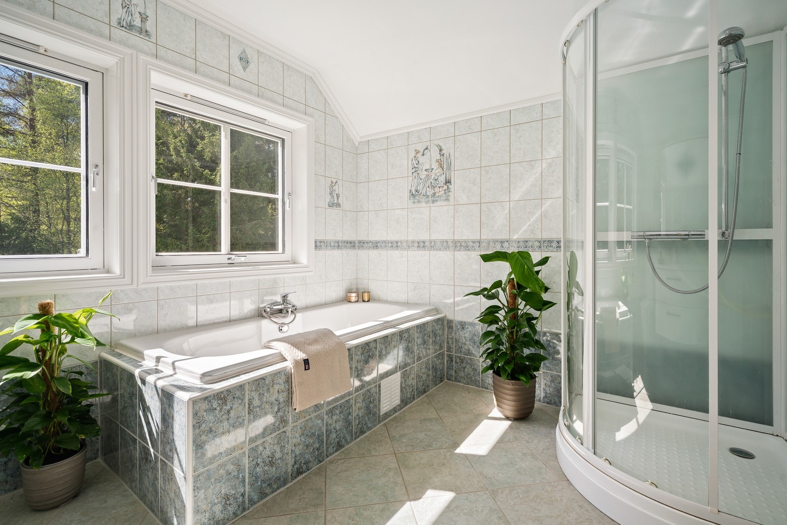 Badet er utstyrt med både dusjkabinett og et innfliset badekar. Galleribilde