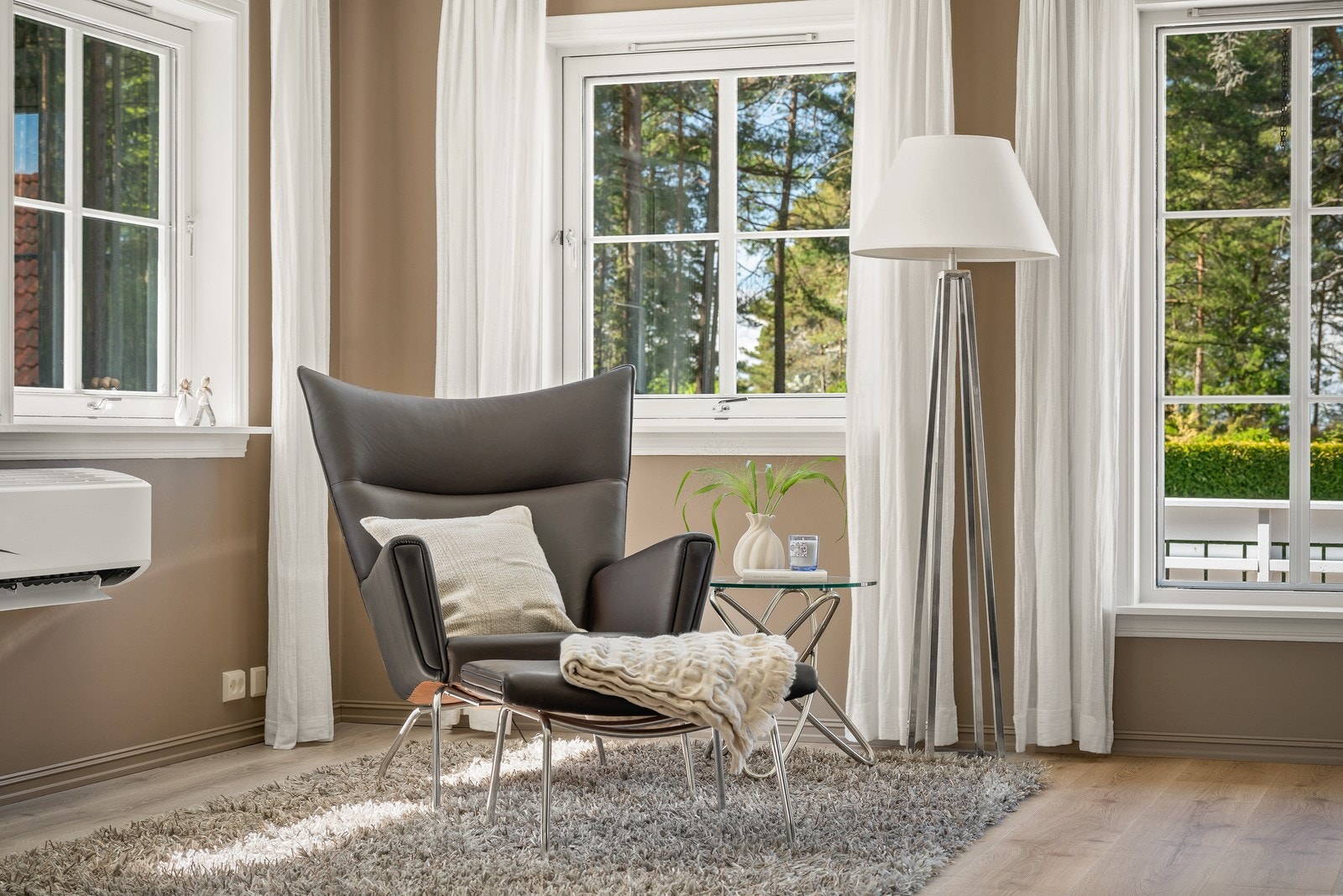 Detaljer som sprossevinduer i tre bidrar til boligens klassiske preg. Galleribilde