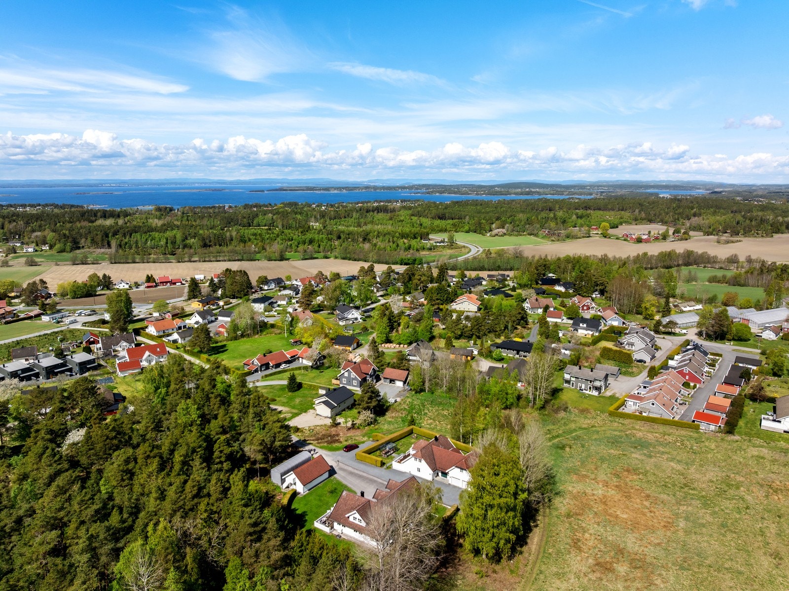 Eiendommen ligger i et landlig og rolig område, med kort avstand til servicetilbud. Galleribilde