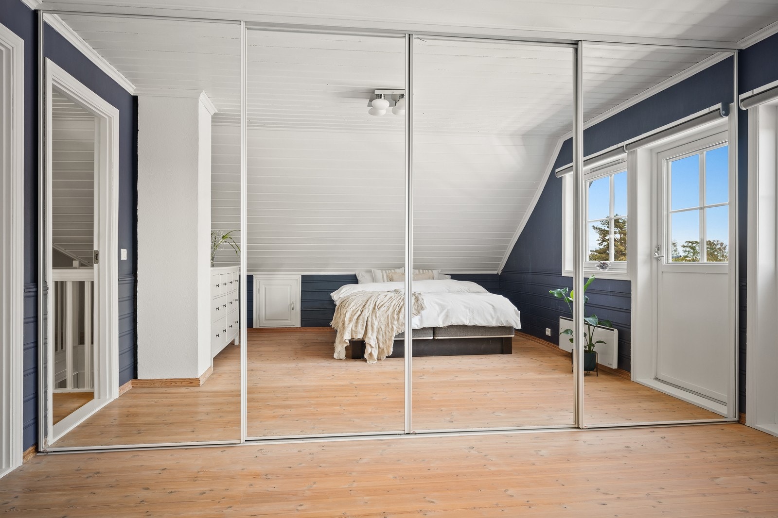 Fra hovedsoverommet er det utgang til en egen veranda på 5 m². Galleribilde