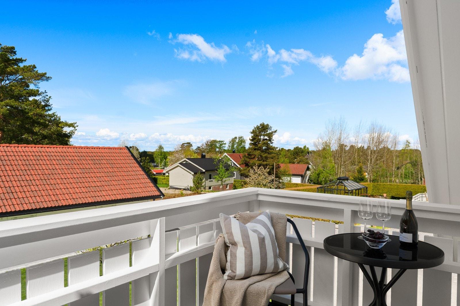 Fra verandaen i andre etasje er det utsikt over det rolige nabolaget. Galleribilde