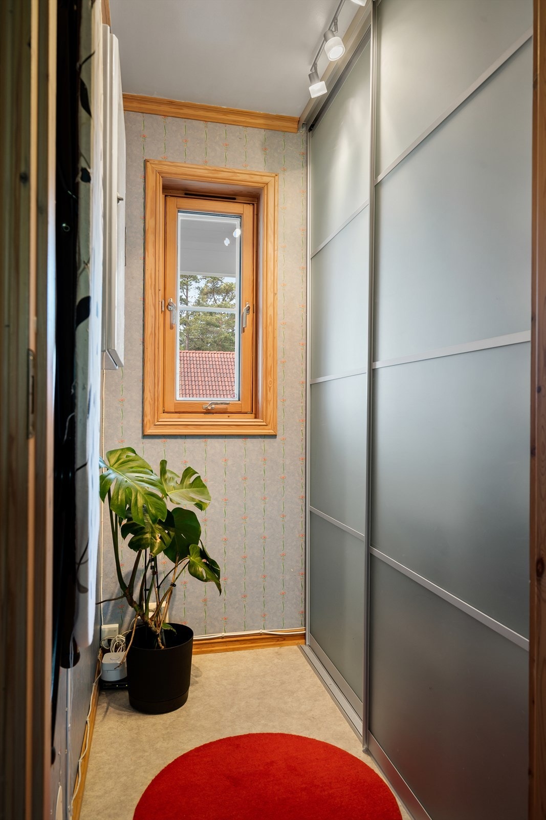 Praktisk garderobe gir gode lagringsmuligheter. Galleribilde