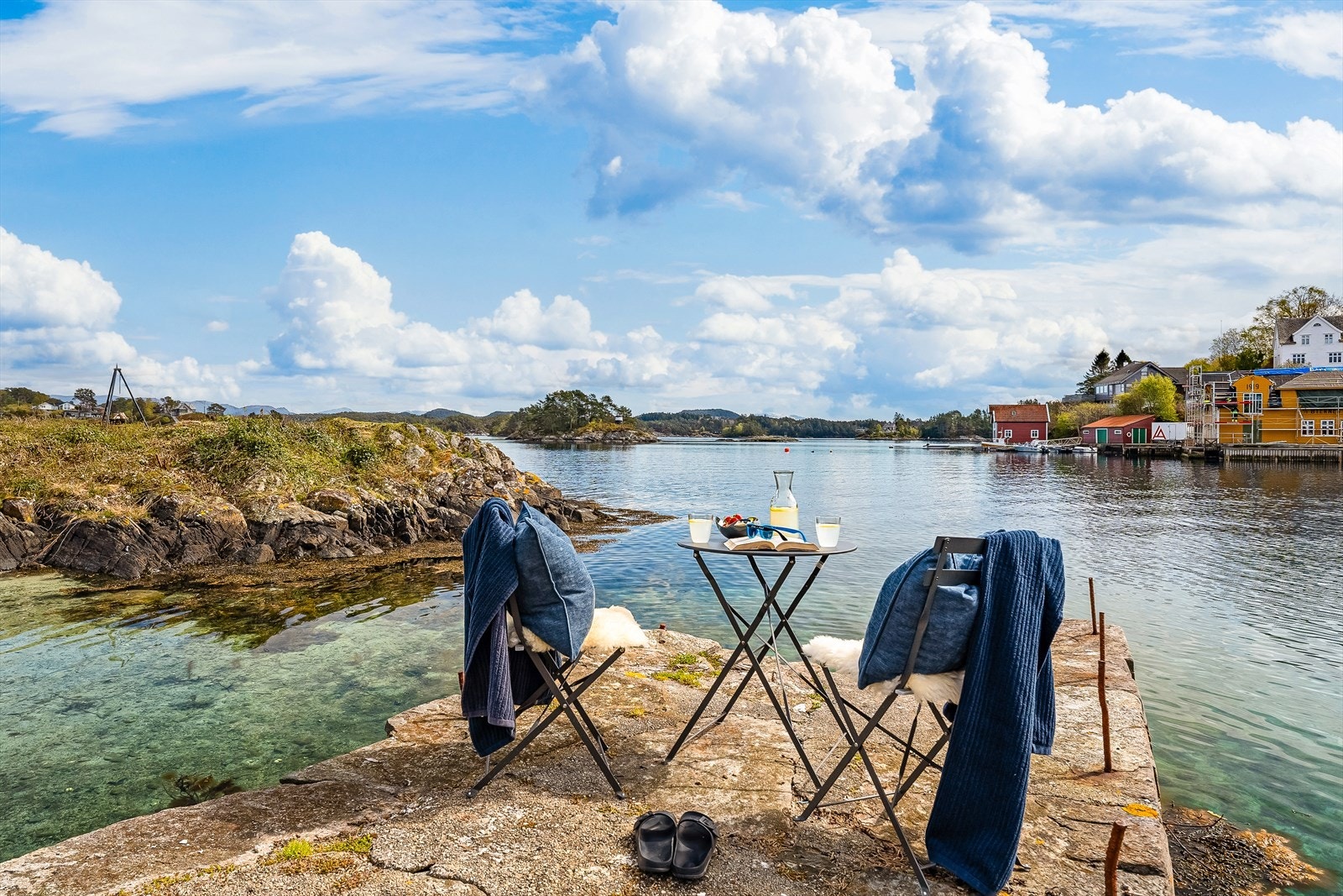Her får eiere tilgang til felles steinkai og en trivelig badevik. Galleribilde