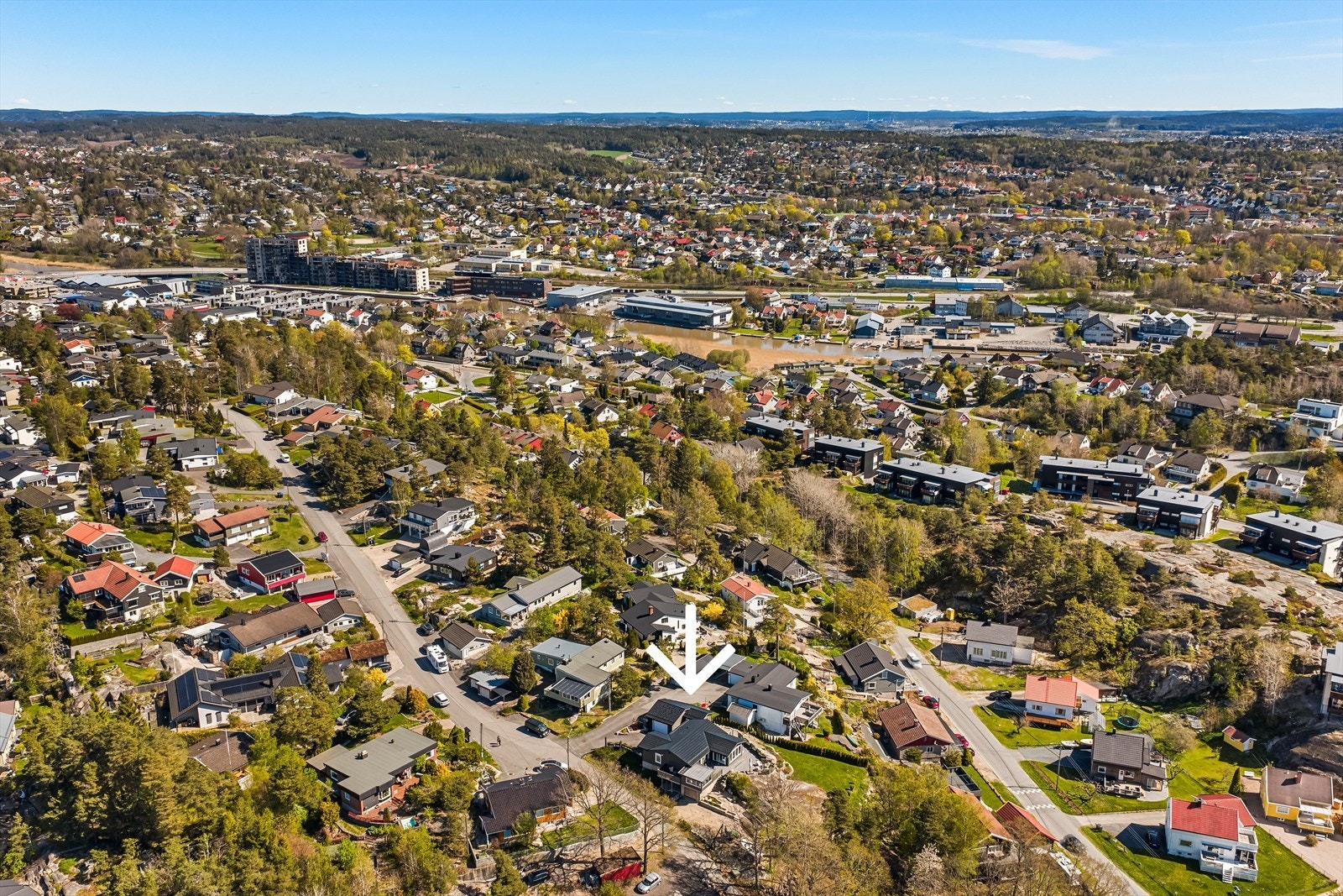 Nærområdet består i all hovedsak av eneboliger på tomter med gode grøntarealer. Blindvei uten gjennomkjøring. Galleribilde