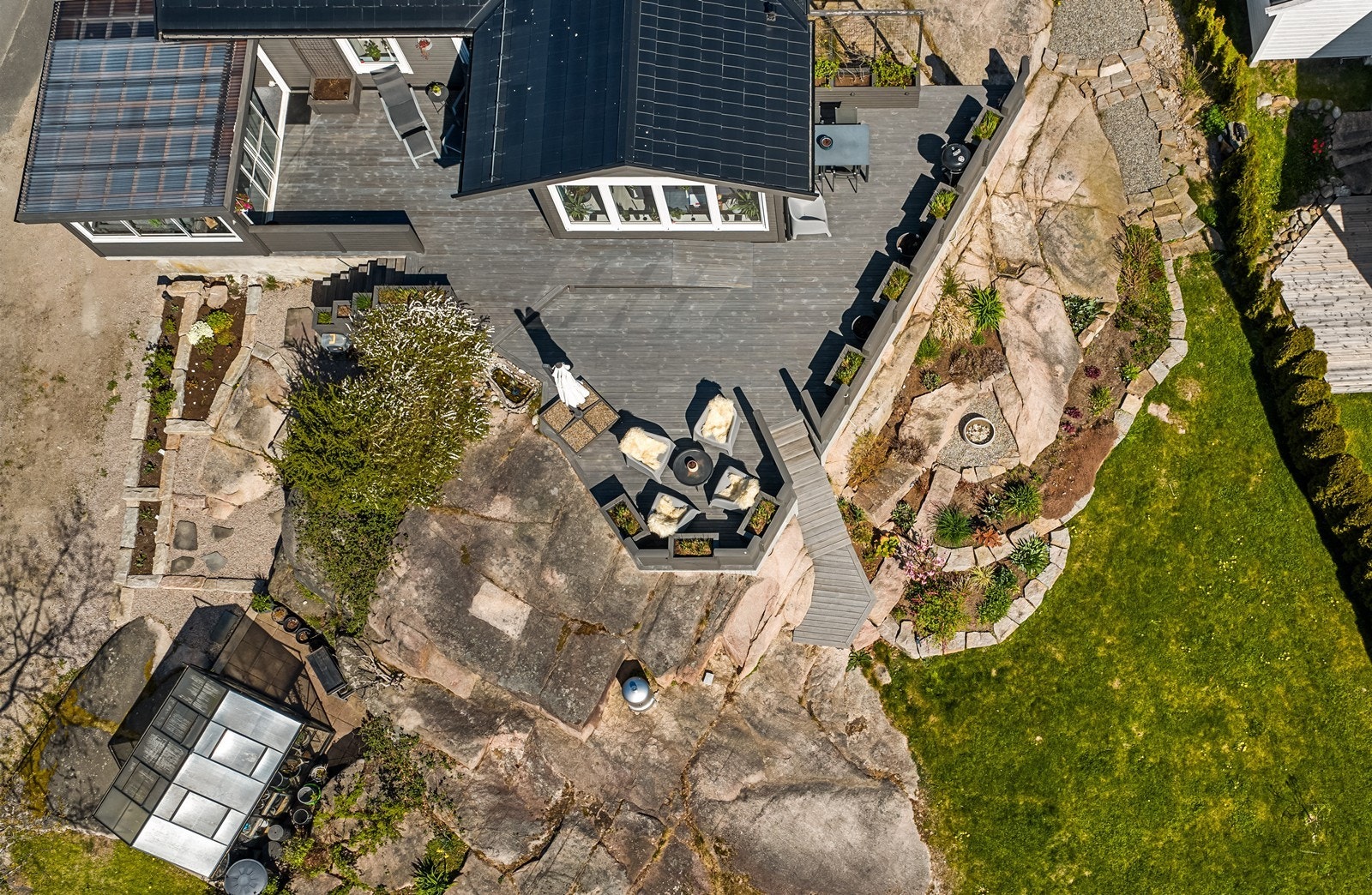 Terrassen og uteområdet sett ovenfra. Galleribilde