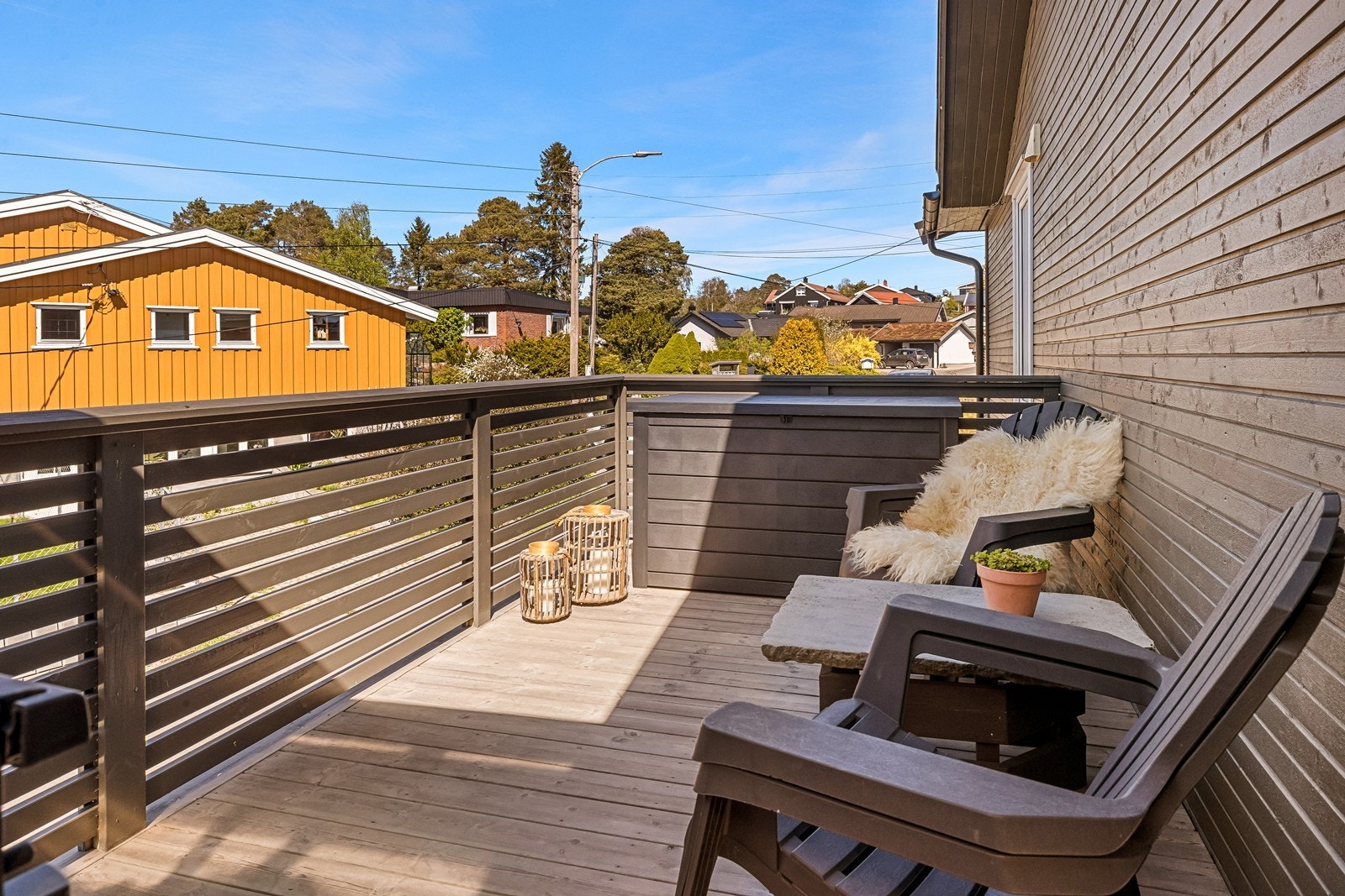 På endeveggen mot vest er det også en fin veranda hvor en har kveldssol og fint utsyn over nærområdet. Galleribilde