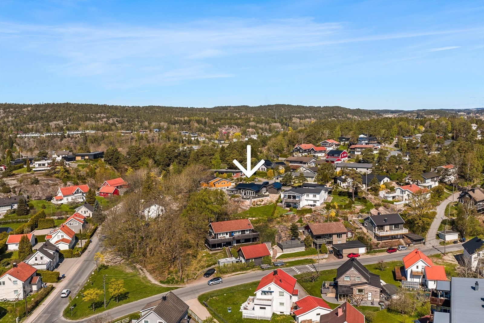 Nærområdet byr på både barnehager og skoler, som Hurrød skole og Gressvik ungdomsskole. Galleribilde