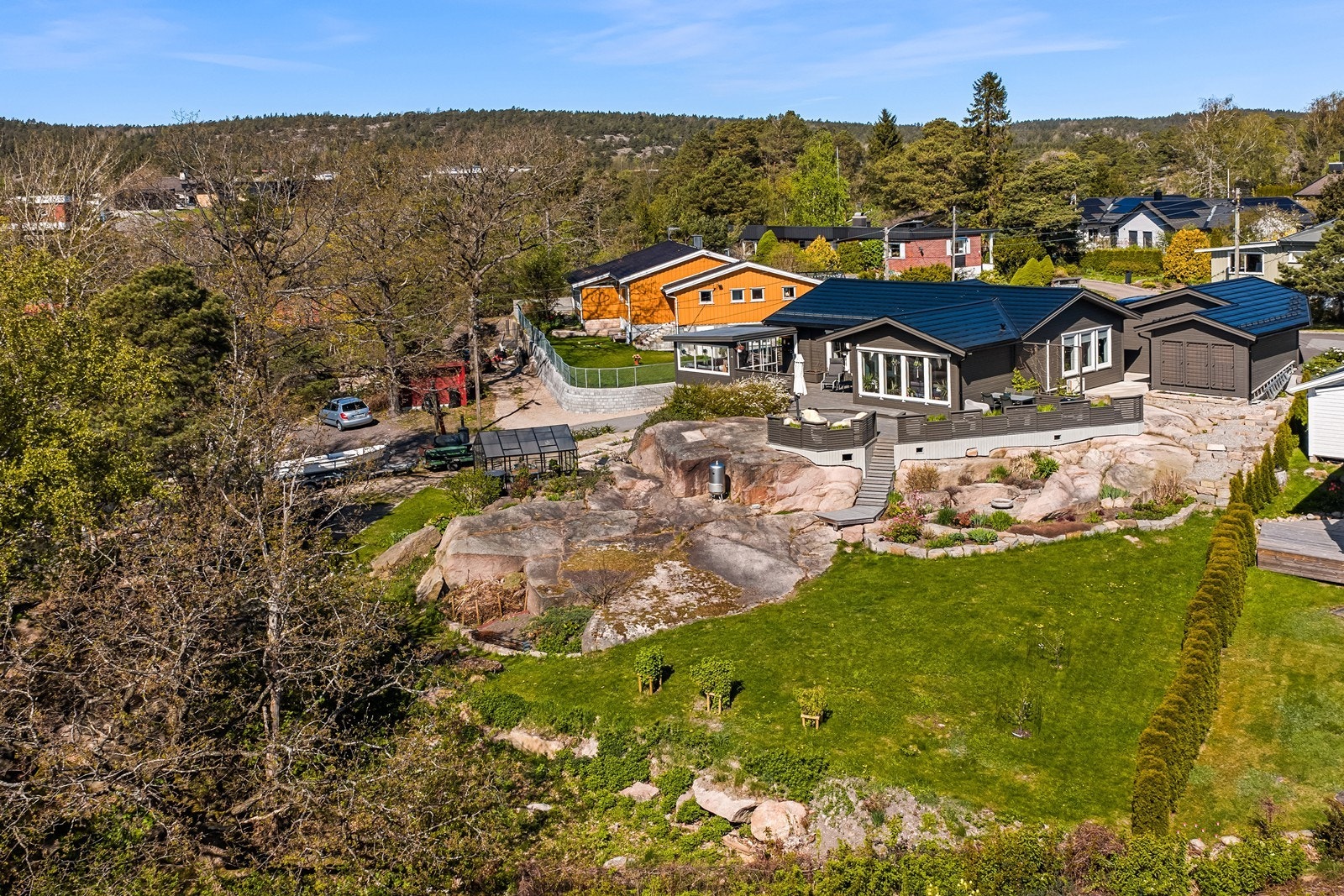 Eiendommen ligger i et etablert boligområde på Gressvik, med nærhet til både servicetilbud, skoler og turområder. Galleribilde
