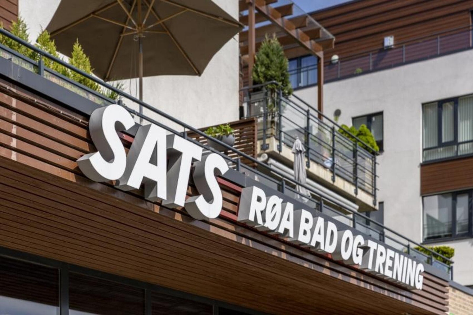Området har flere treningssentre, inkludert SATS Røa bad og trening. Røa bad er et stort anlegg med flere bassenger, sklier og klatrevegg. Galleribilde