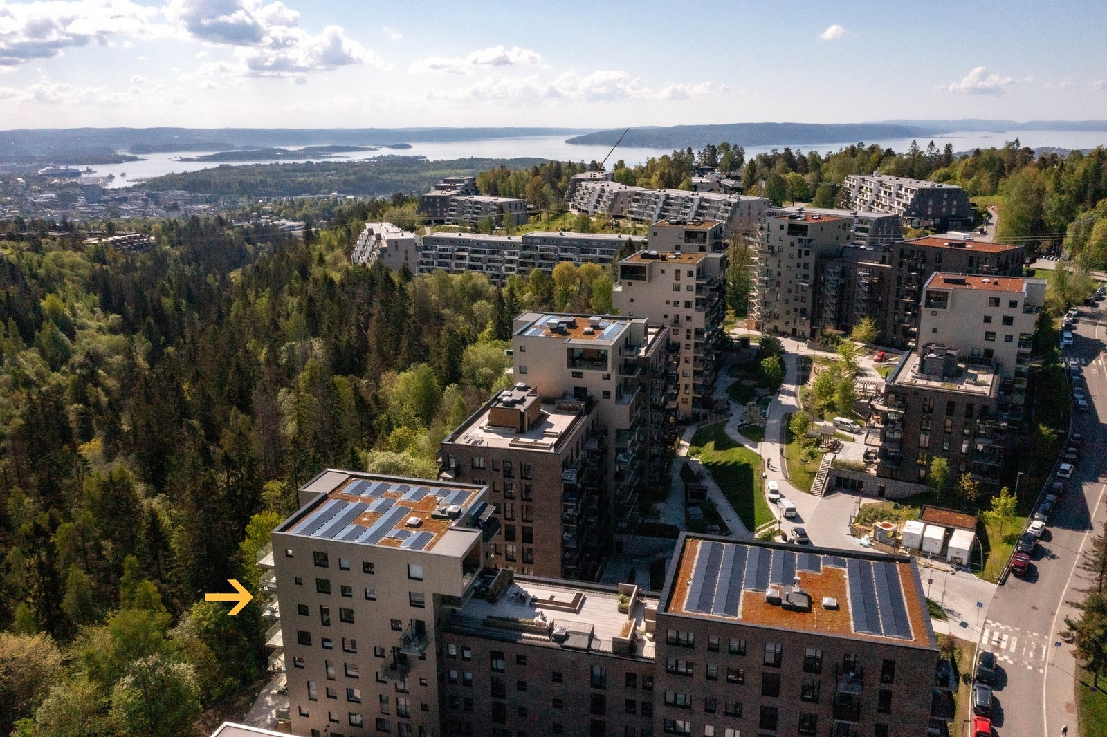 Leiligheten ligger høyt og fritt til på enden av bygget i 5. etasje (se pil) med flott utsikt, minimalt med innsyn og stille og rolige omgivelser. Galleribilde