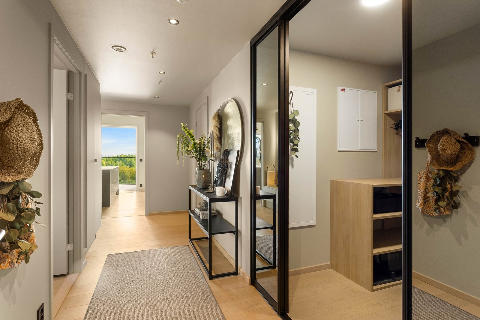 Hoveddelen har en romslig entré/gang med stilrene, sorte skyvedører med speilfronter med adkomst til et stort omkledningsrom/bod. Galleribilde