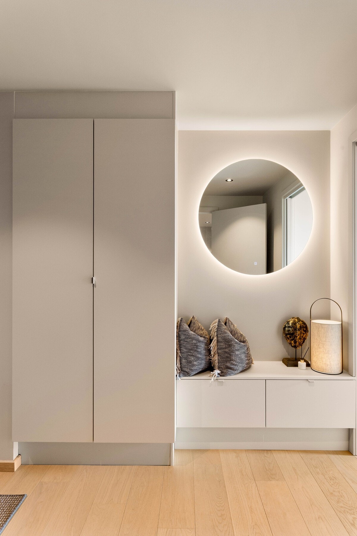 I gangen er det doble skap med integrert entrébenk i samme stilrene design som skaper en helhetlig og gjennomført løsning. Galleribilde