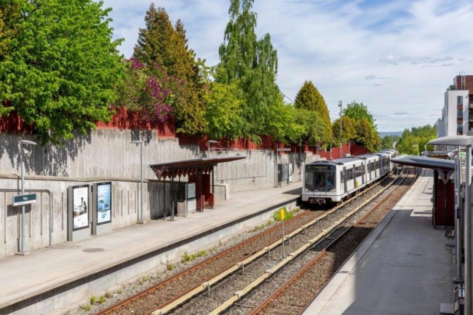 Buss 46 stopper bare 300 meter unna og går til Majorstuen. T-banen ved Røa ligger 10 min gange fra leiligheten der linje 2 tar deg til Majorstuen på ca 11 min. Det tar ca. 10 min å gå til Kristian Auberts vei der buss kjører nattruter til sentrum. Galleribilde
