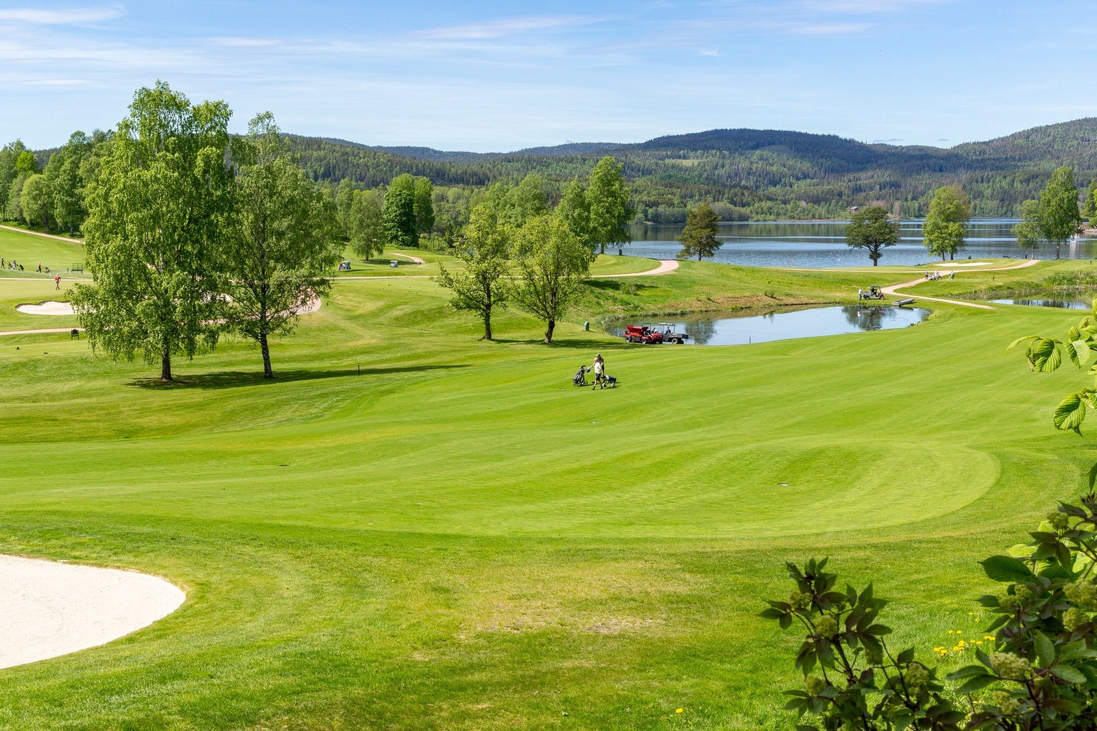 Golfbanen ved Bogstadvannet holder internasjonal konkurransestandard og regnes som en av Norges flotteste golfbaner. Galleribilde