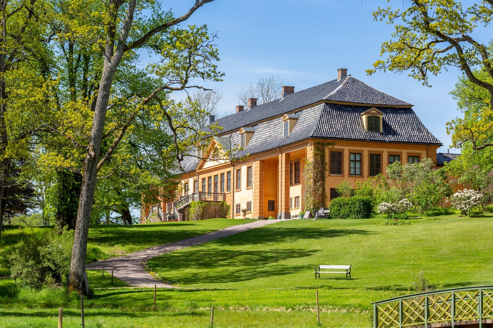 Eiendommen ligger vest for Mærradalen, hvor man kan følge dalen opp til Bogstad og videre inn i Nordmarka. Galleribilde