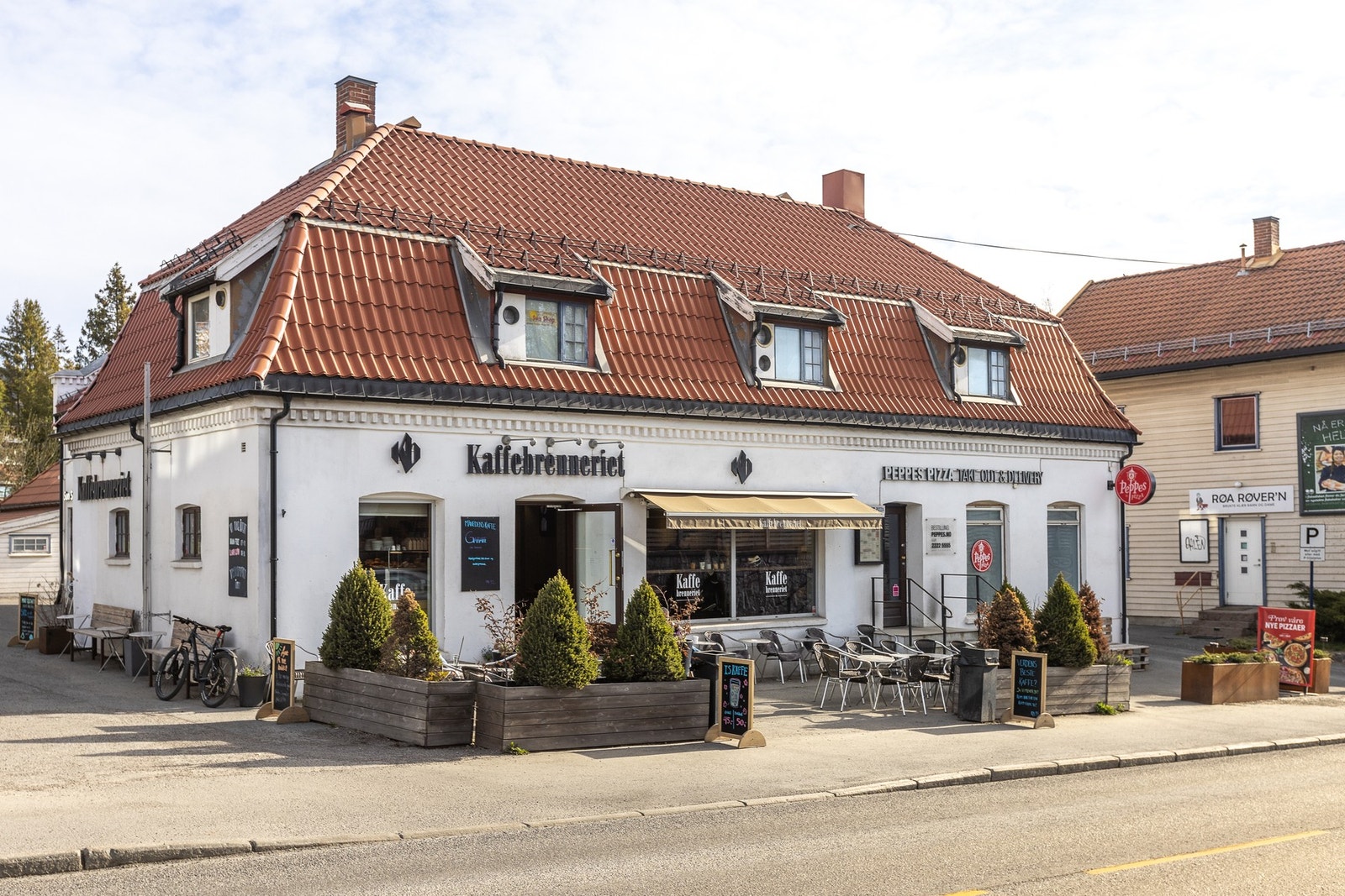 Fra boligen er det gangavstand til Kaffebrenneriet på Røa. Her kan du nyte kaffen inne, på den hyggelige uteservering eller ta med deg i farten. Galleribilde