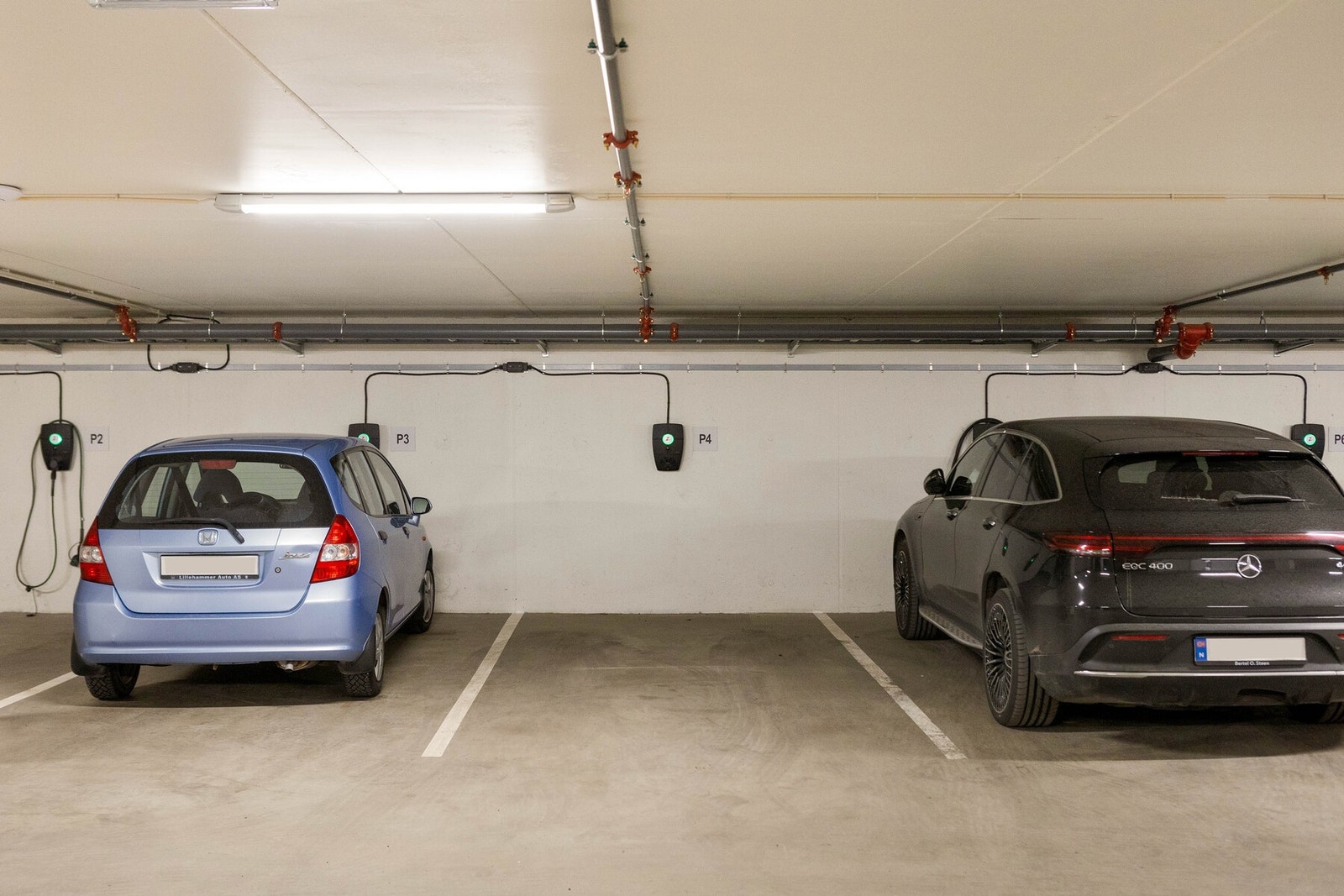 Leiligheten disponerer en fast garasjeplass nr 4 med elbillader i fellesanlegg under blokken. Adkomst fra leiligheten via heis eller trapp. Galleribilde