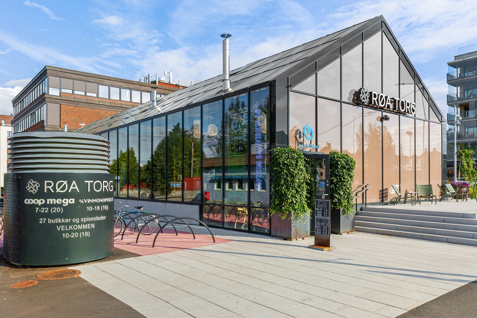 Kort vei til Røa Torg med et bredt utvalg av butikker, servicetilbud, kaféer og dagligvareforretninger. Galleribilde