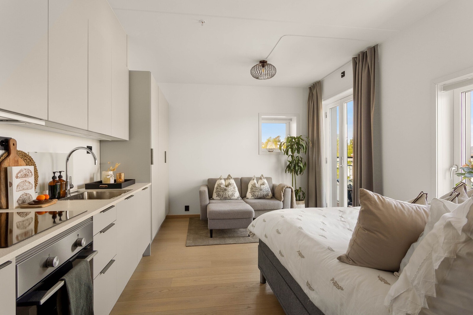 Arealeffektiv og moderne hybeldel med store vindusflater som sørger for rikelig med naturlig lys og en hyggelig atmosfære. Galleribilde