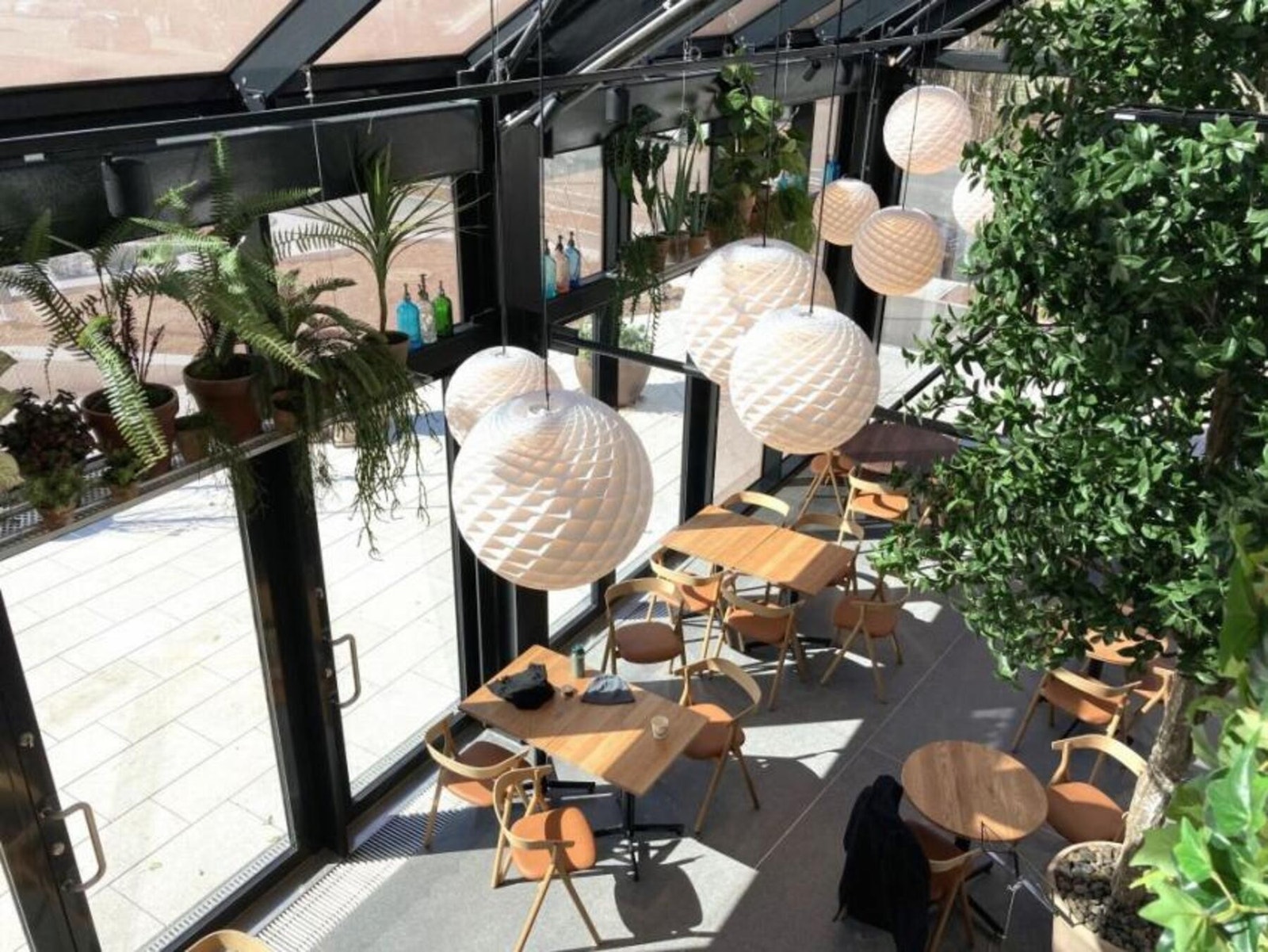 Det moderne glassbygget på Røa Torg byr på hyggelige serveringssteder og et levende torgmiljø. Galleribilde