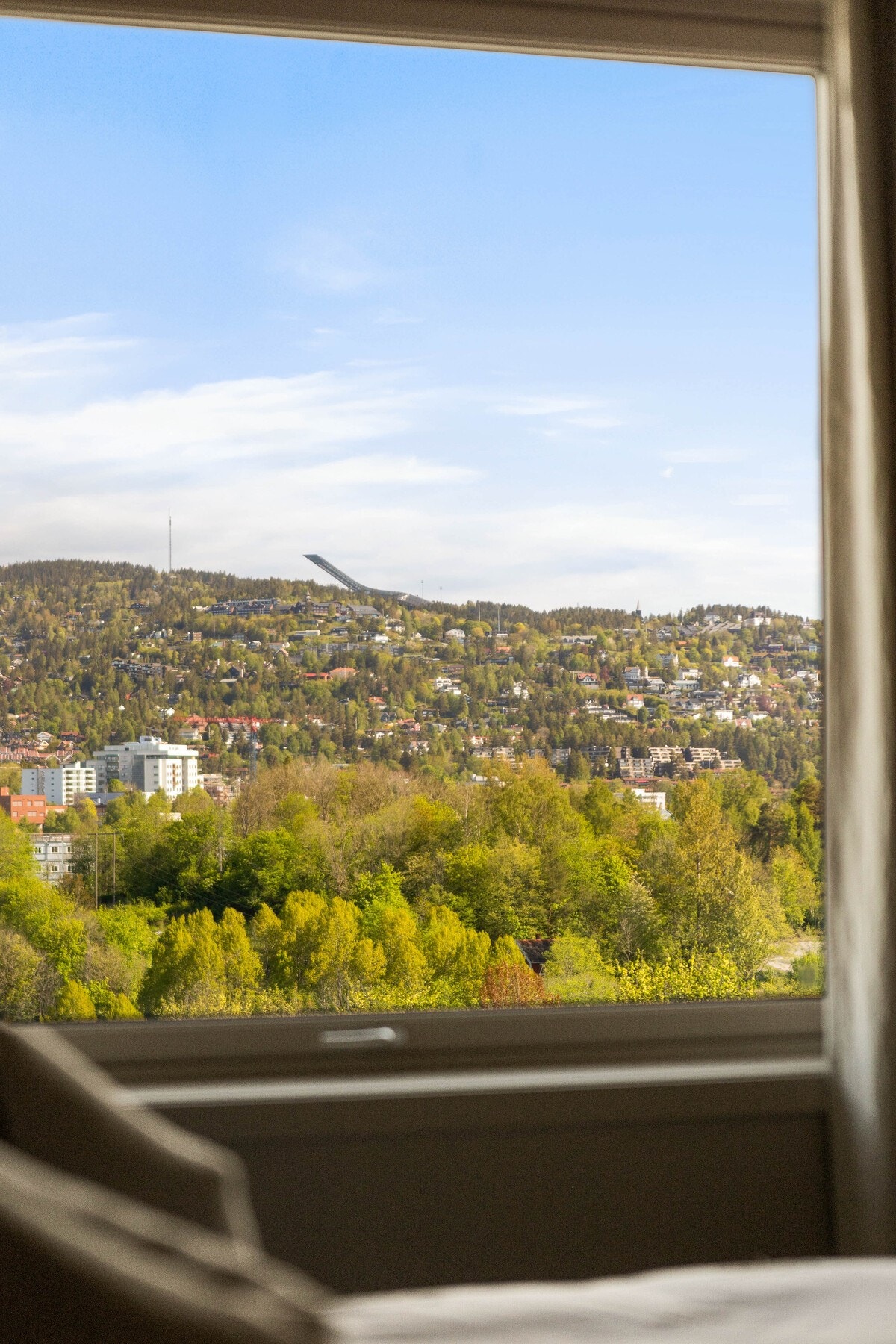 Fra soveromsvinduet har du flott utsikt mot Holmenkollbakken og grønne omgivelser. Galleribilde