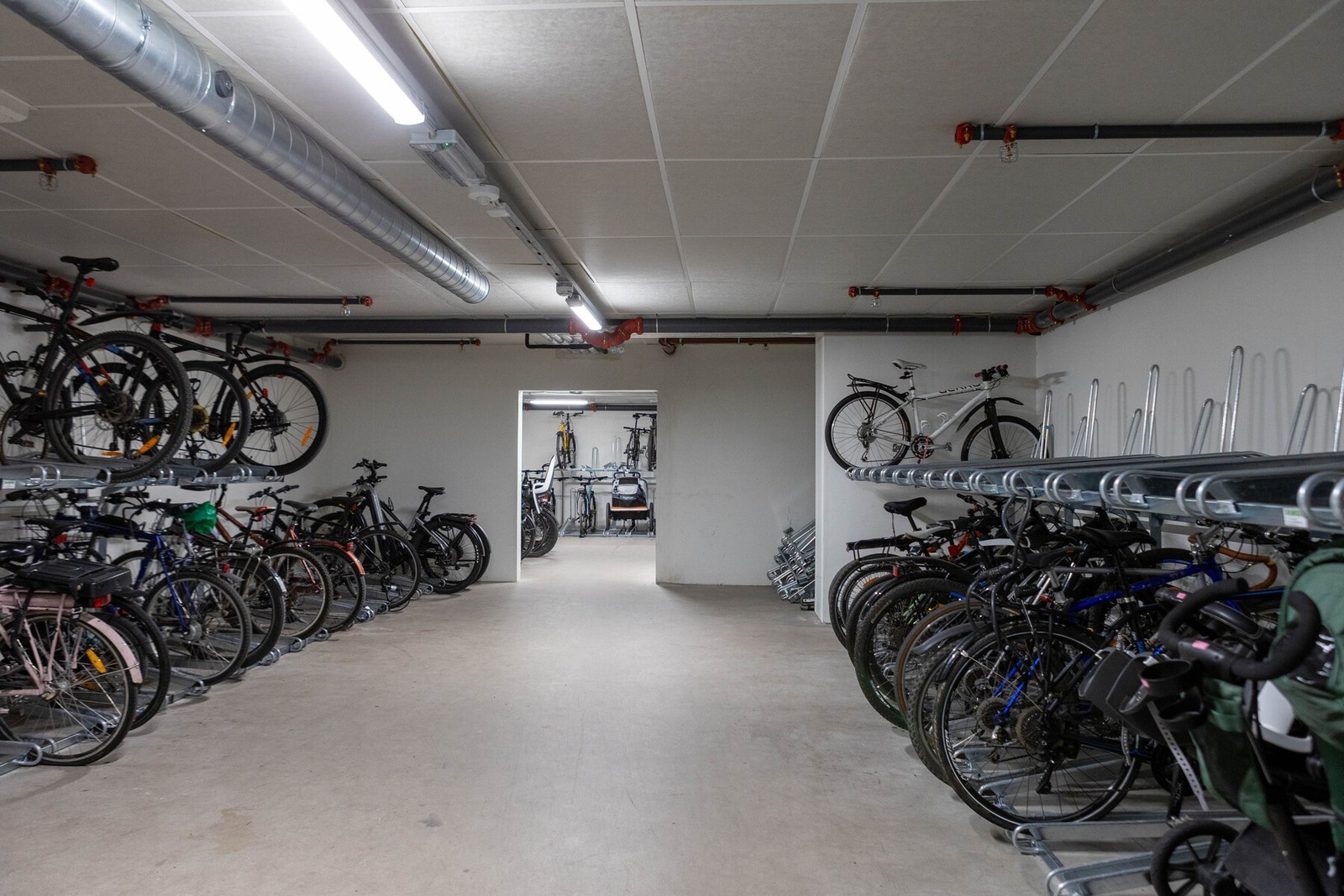 Borettslaget har stor innendørs sykkelparkering. Galleribilde