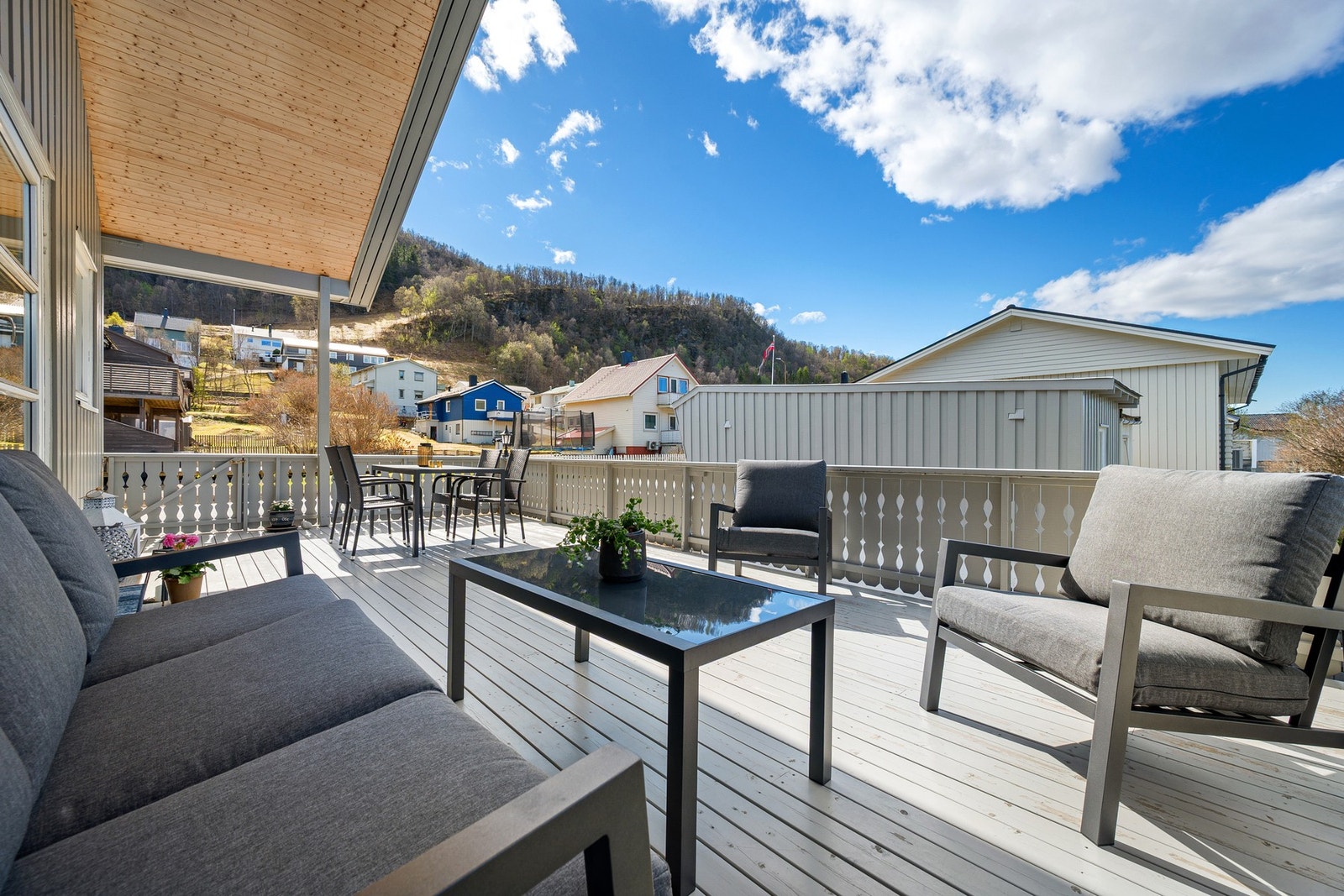 Verandaen vender mot sørvest og har gode solforhold hele dagen og utover kvelden! Galleribilde