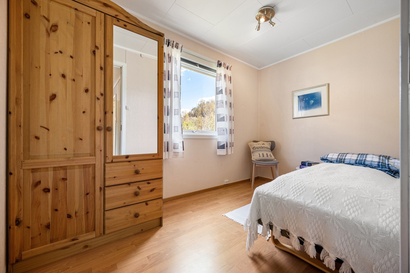Soverom 3 - alle soverom med god plass til dobbeltseng og tilhørende kommode/garderobeløsning Galleribilde