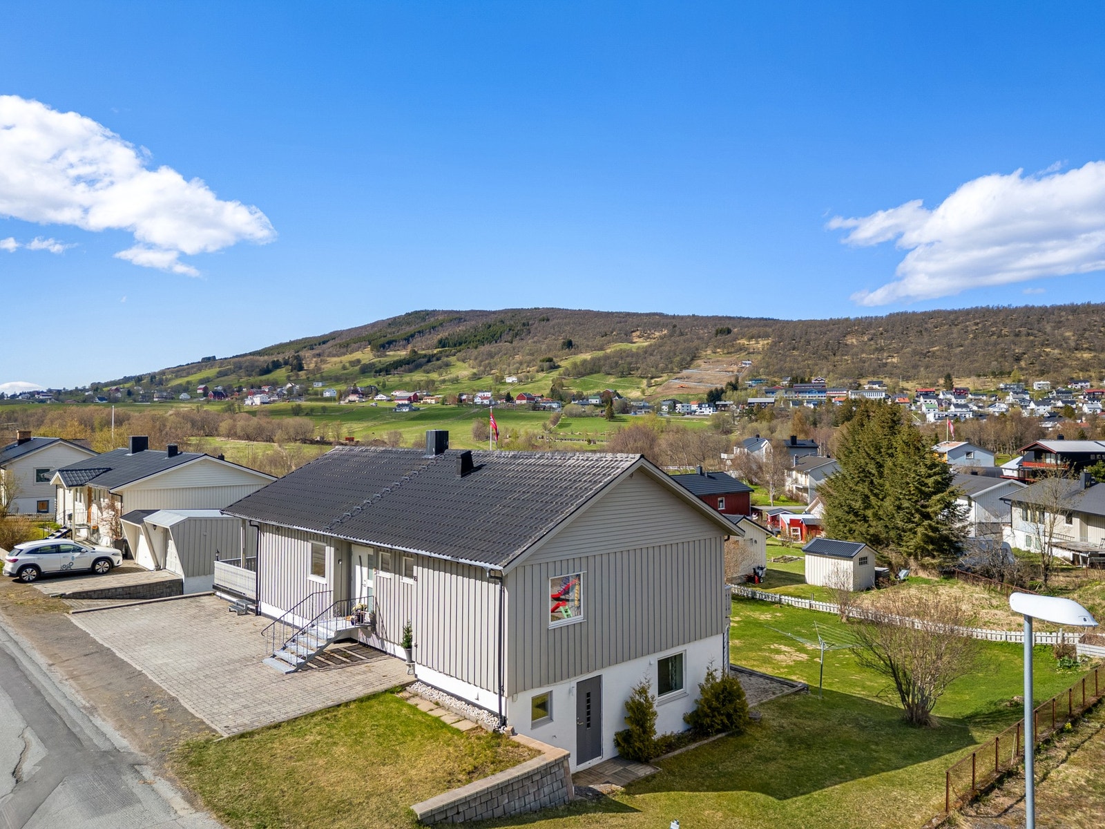 Gode parkeringsmuligheter på begge sider av boligen med integrert garasje og frittstående garasje (underetasje i garasje inneholder bodarealer) Galleribilde