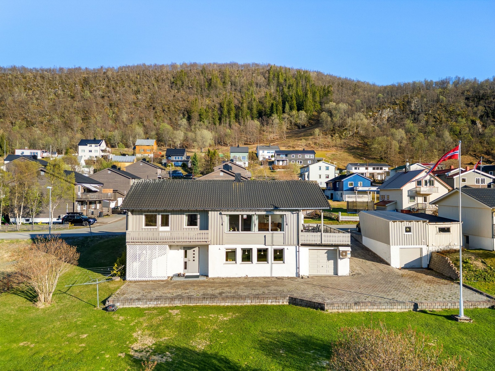 EIE Harstad v/megler Vetle Larsen har gleden av å presentere Langsletta 16!
Foto: Slutskyi View Galleribilde