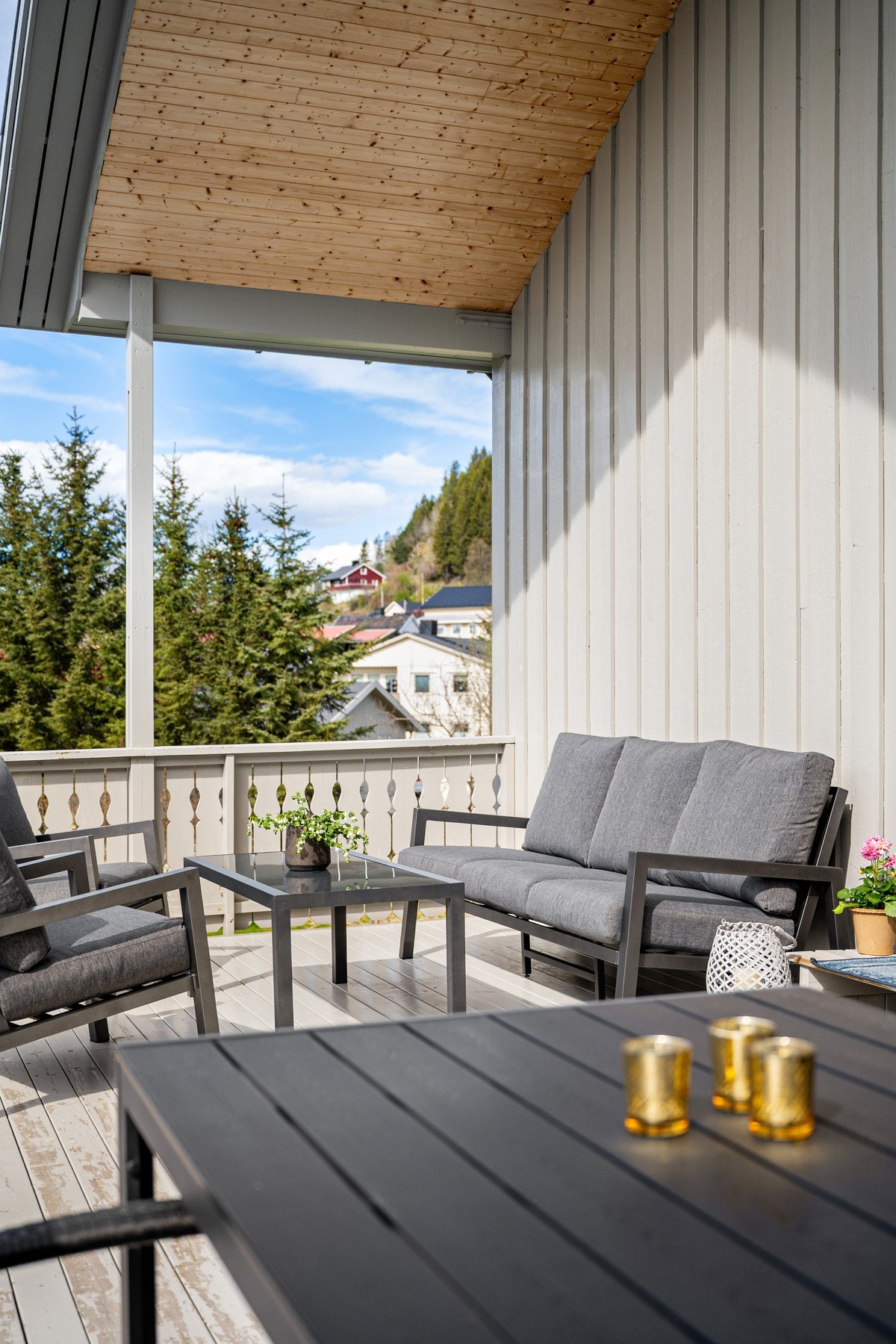 Verandaen rommer både utemøbler og grill - et fint areal for hele familien på sommerstid Galleribilde