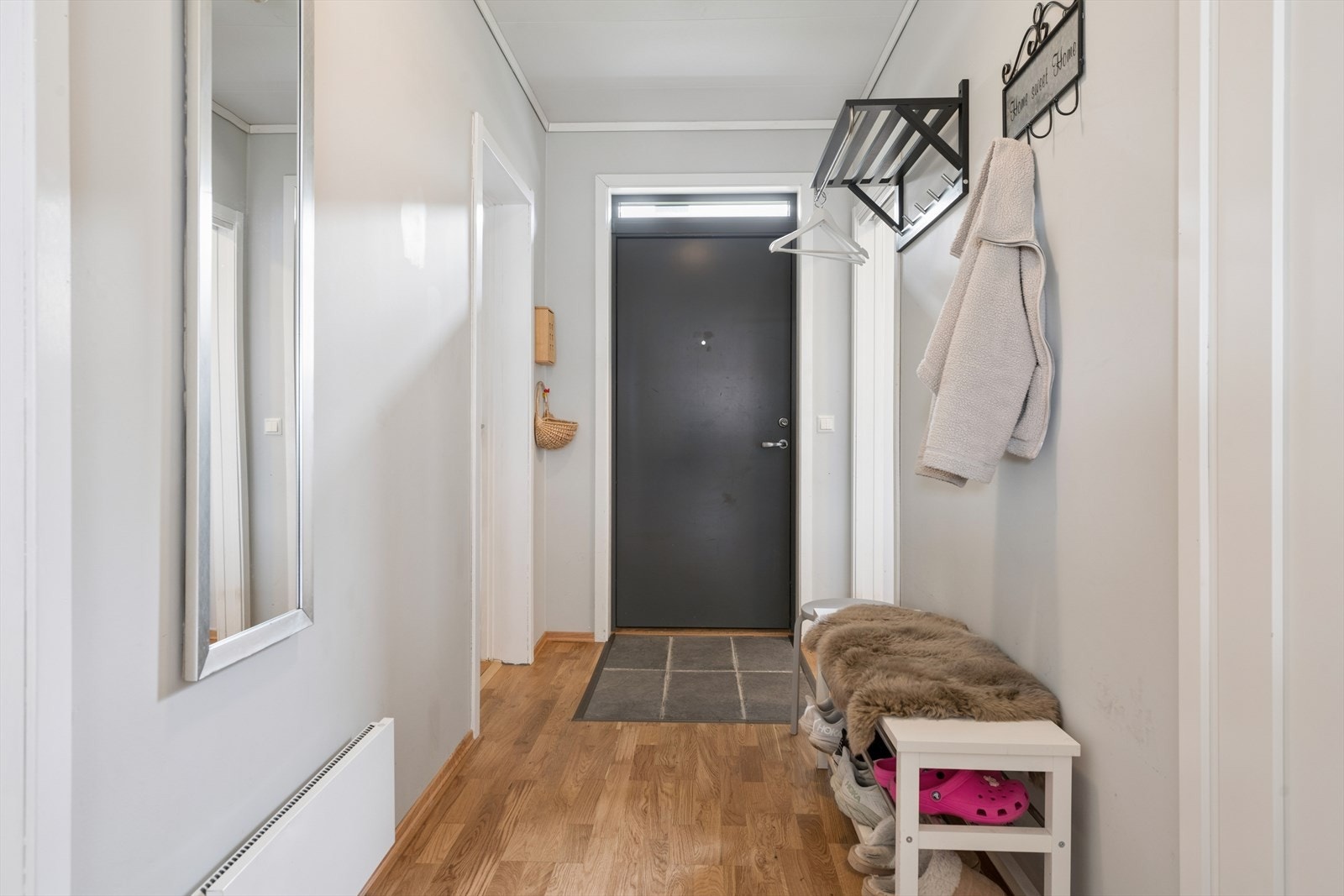 Entréen har ny parkett som fortsetter inn i stuen og gir et helhetlig inntrykk. Galleribilde