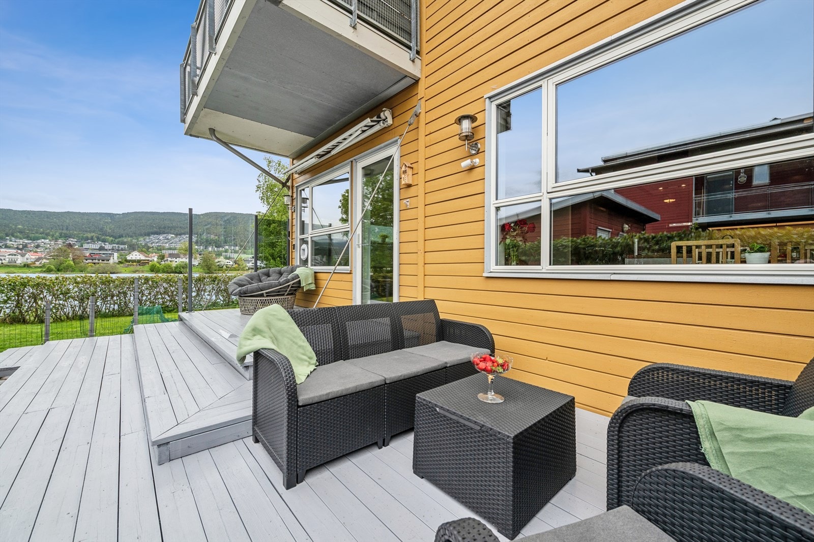 Uteplassen har god plass til både sittegruppe og grill. Galleribilde