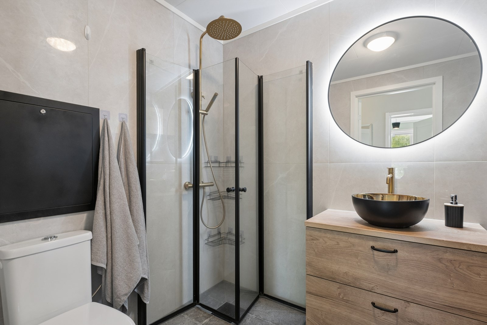 Badet er oppgradert og har flislagt gulv med elektriske varmekabler. Galleribilde