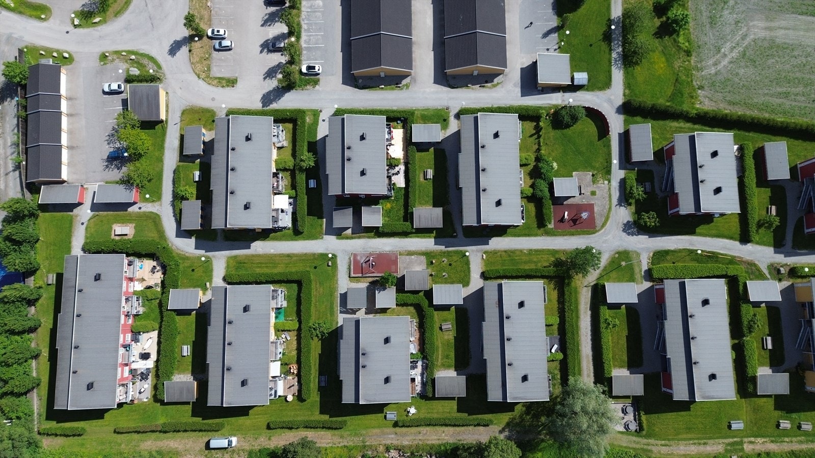 Oversikt over bebyggelsen og de private hageflekkene for leilighetene i første etasje. Galleribilde