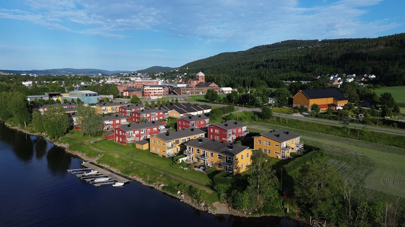 Området har flere barnehager og skoler innen kort avstand. Galleribilde
