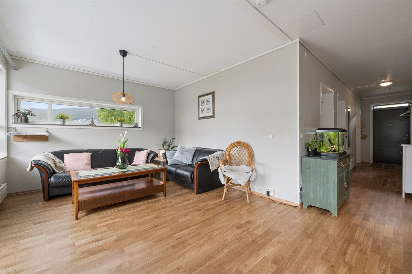 Stuen har god plass til en romslig sofagruppe og er enkel å møblere. Galleribilde