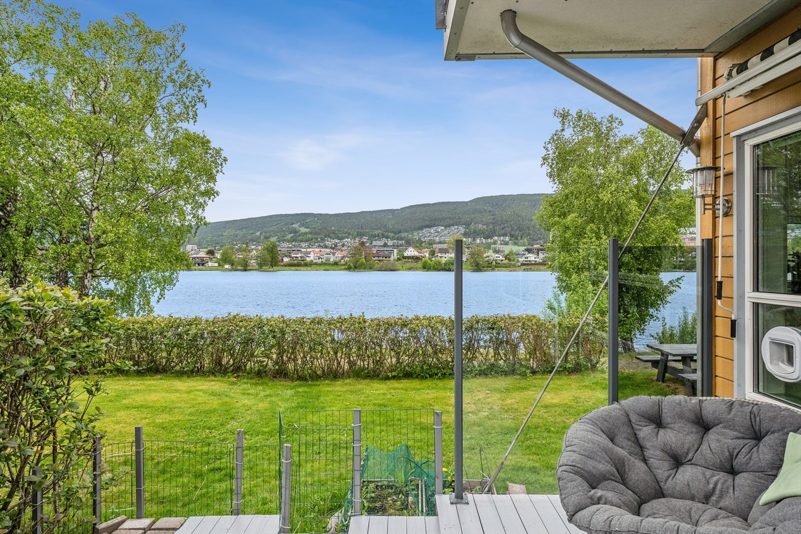 Fra terrassen har man utsikt mot elven og grøntområdene. Galleribilde
