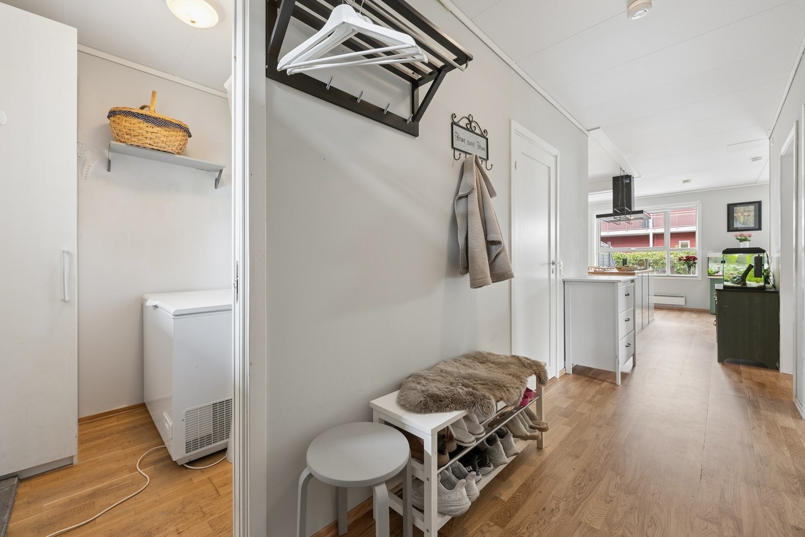 Fra gangen er det tilgang til en praktisk innvendig bod for ekstra lagring. Galleribilde