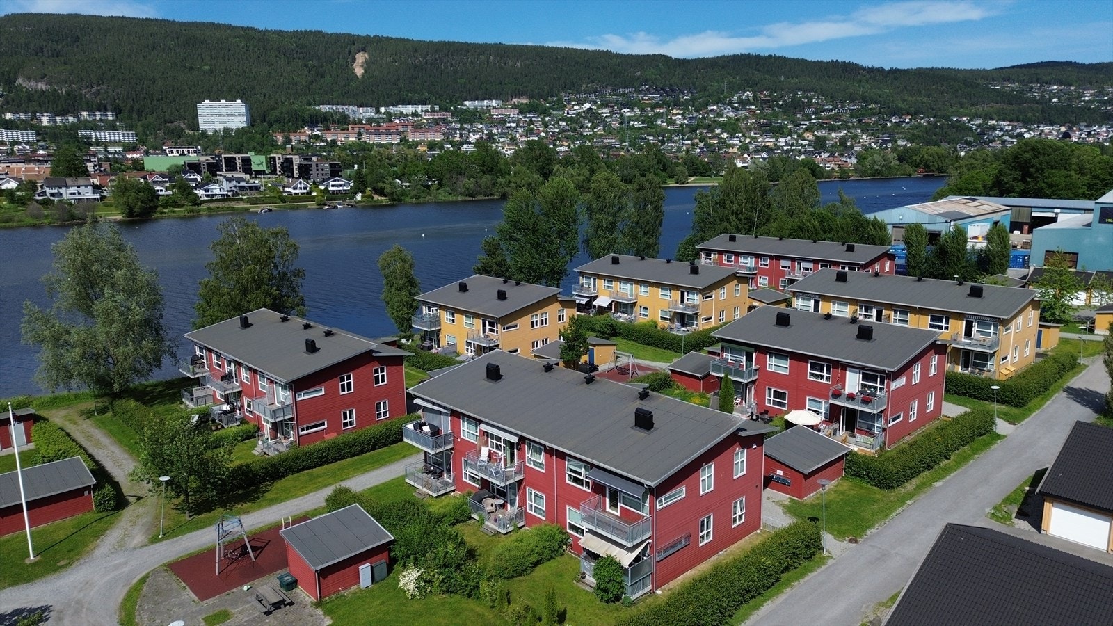 Rolig og etablert boligområde med nærhet til både natur og byliv. Galleribilde