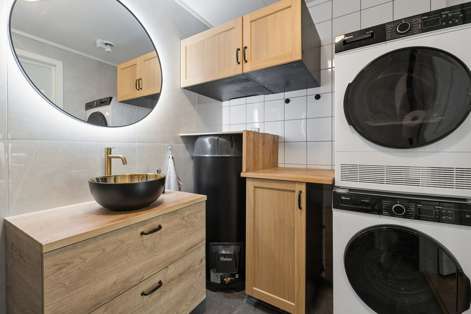 Her er det opplegg for vaskemaskin og en ny 200-liters smarttank installert i 2025. Galleribilde