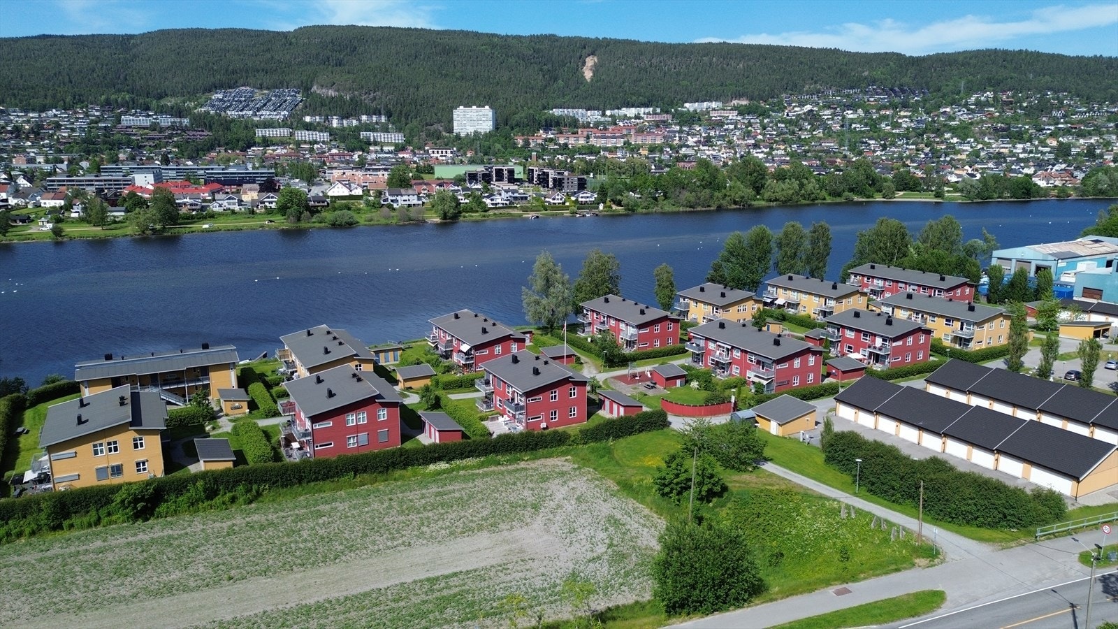 Elvekanten borettslag har en attraktiv beliggenhet langs Drammenselva. Galleribilde